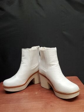 Pierre Dumas Clue-7 White Chunky Heel Snake Skin Pattern Ankle Boots Size 6.5
